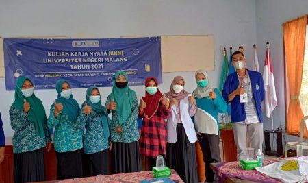KKN UM Gelar Sosialisasi 5M Pencegahan Covid-19 dan Vaksinasi di Desa Nglebak