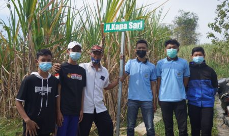 KKN UM Desa Nglebak: Dampingi Pembuatan serta Pemasangan Plang Nama Jalan dan Tempat